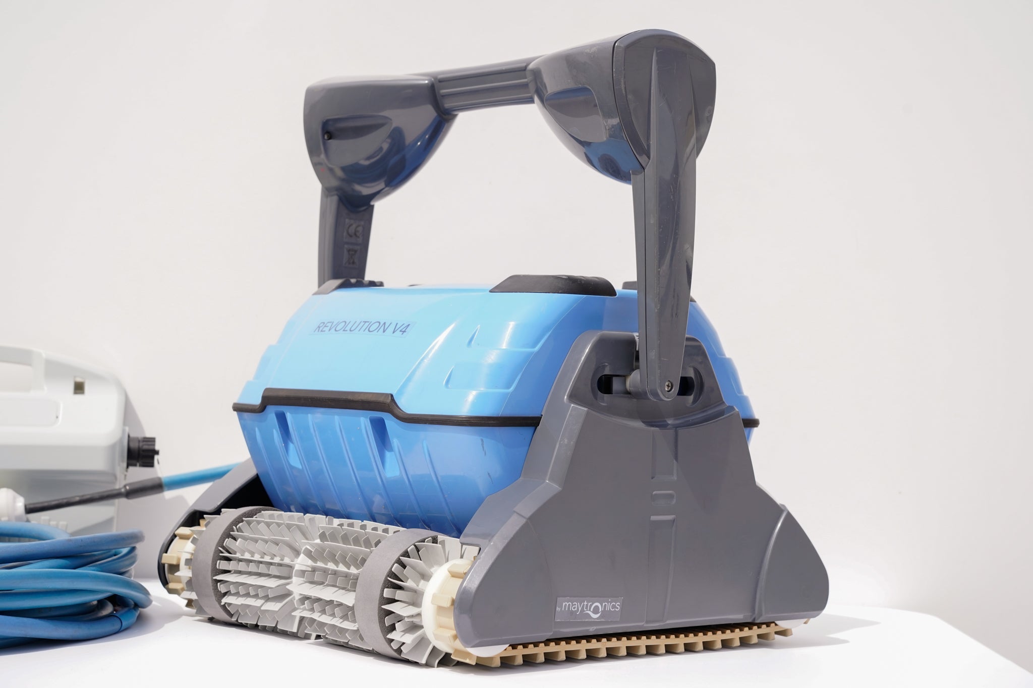 Dolphin Revolution V4 pool robot