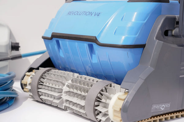 Dolphin Revolution V4 pool robot