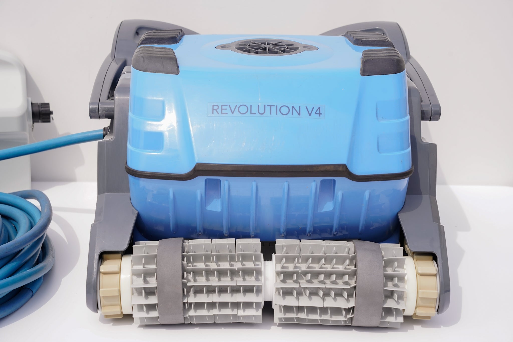 Dolphin Revolution V4 pool robot