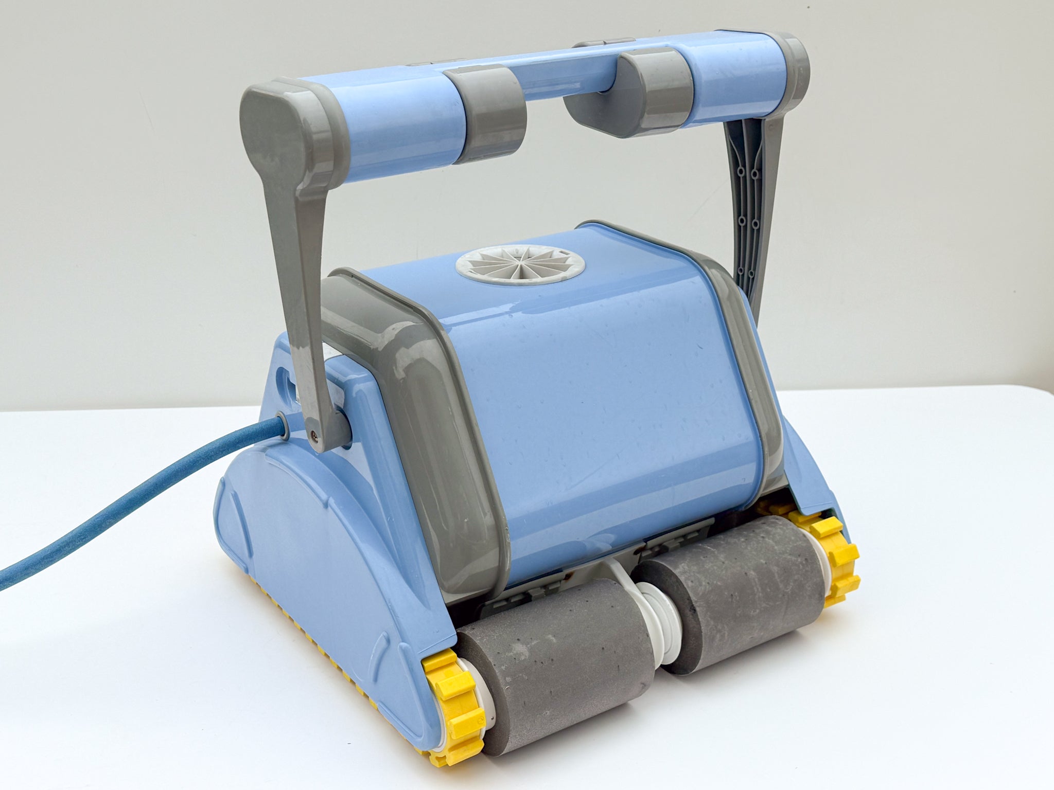 Dolphin Dynamic Plus Pool Robot