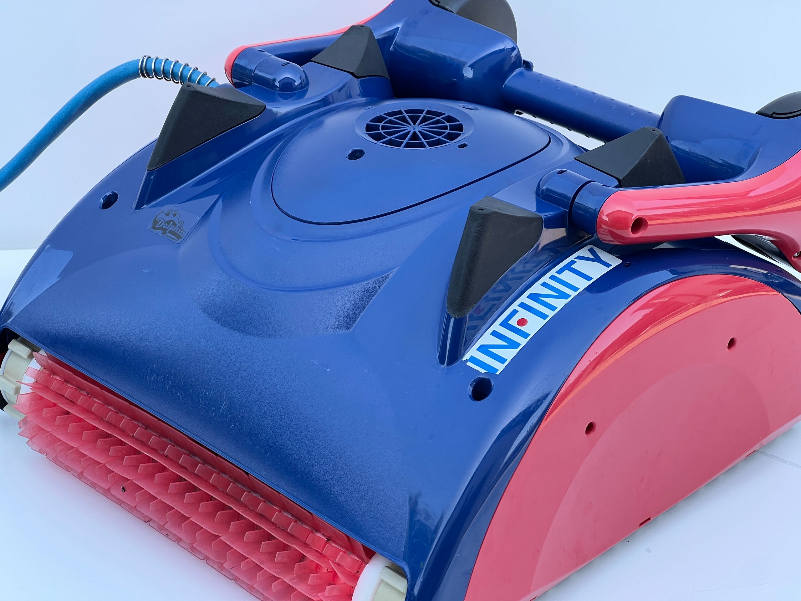 Dolphin Infinity CL Pool Robot